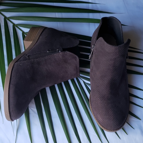 Universal Thread Shoes - NWOT Women's MicroSuede Perforation Zipper Bootie